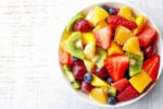Bowl com uma salada de frutas: manga, uva, kiwi, morango.