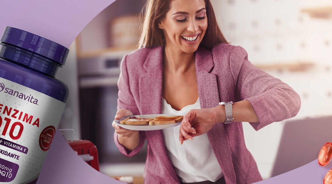 Frasco de Coenzima Q10 com mulher ao fundo com uma prato na mão enquanto confere a hora em seu relógio de pulso.