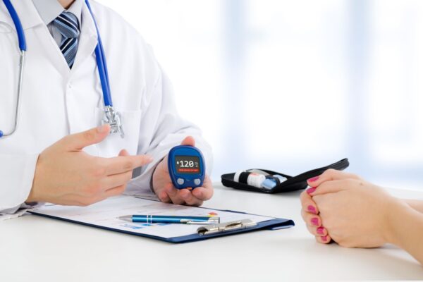 Médico medindo a glicemia de paciente com diabetes