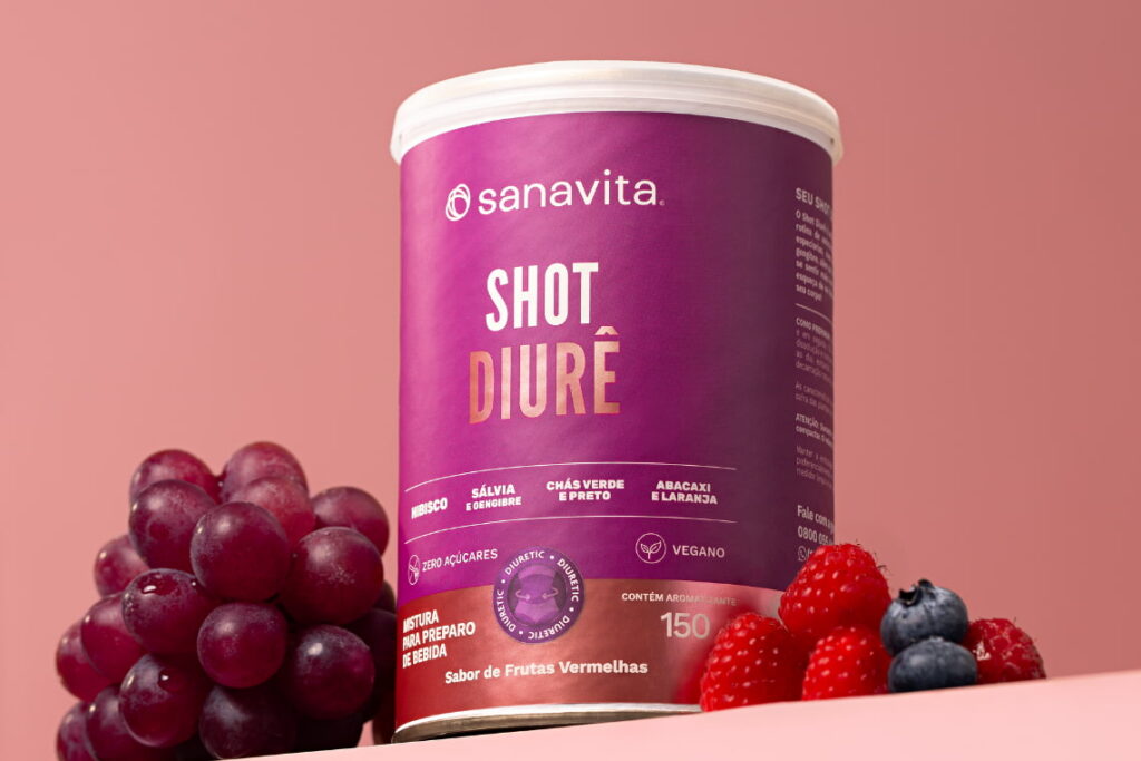 Embalagem do Shot Diurê da Sanavita com frutas vermelhas, uvas e morangos ao lado.