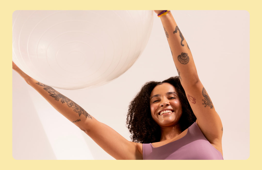Mulher com bola de pilates depois de consumir creatina sanavita.