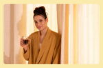 Mulher tomando café em uma xicara transparente.